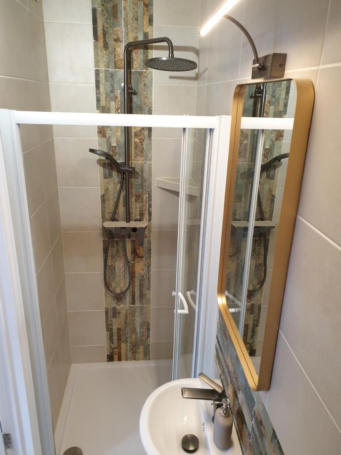 Beautiful Double En-Suite Room, Separate Entrance, Ilford, Central Line Gants Hill, Free Parking Exterior foto
