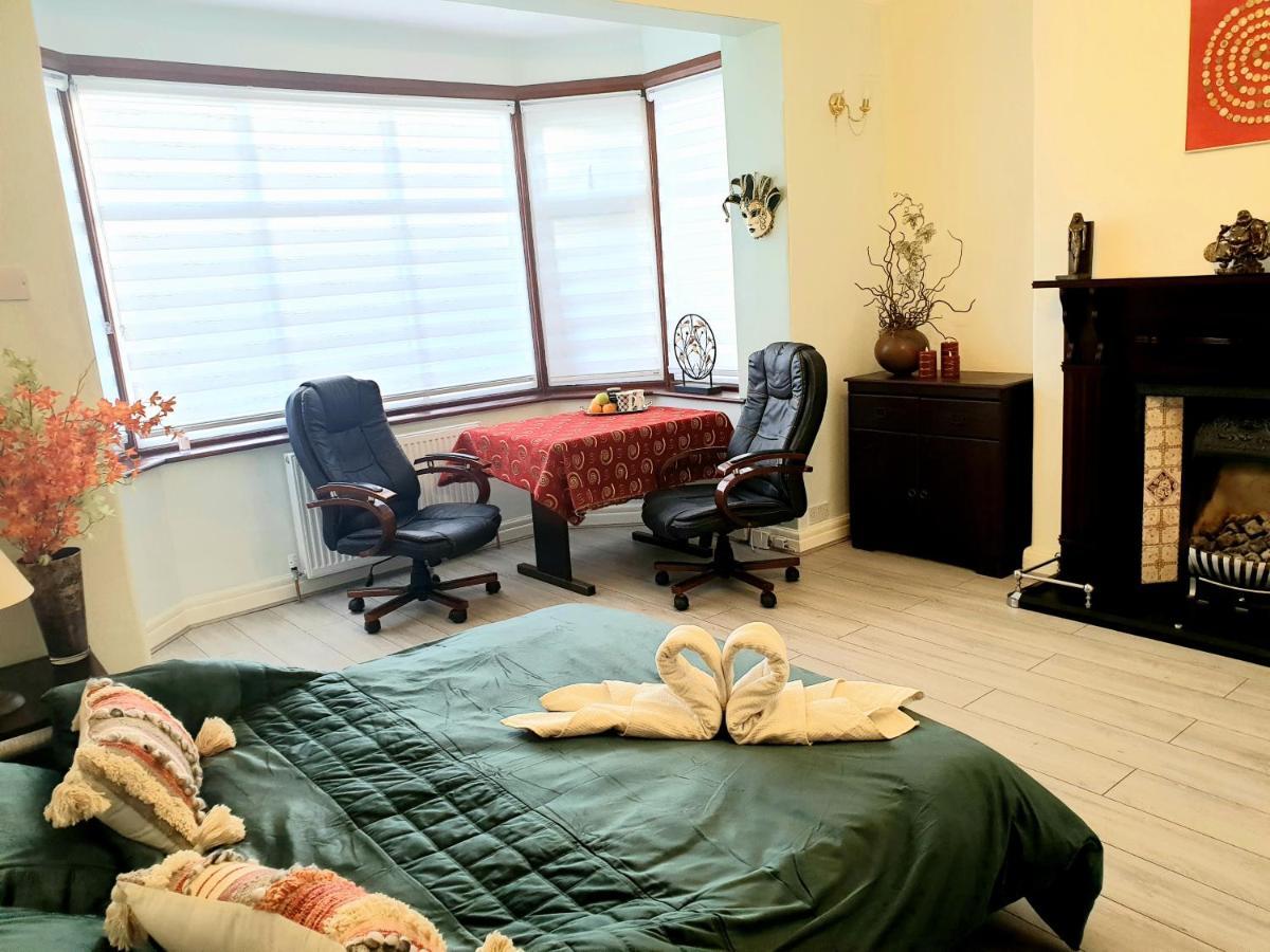 Beautiful Double En-Suite Room, Separate Entrance, Ilford, Central Line Gants Hill, Free Parking Exterior foto